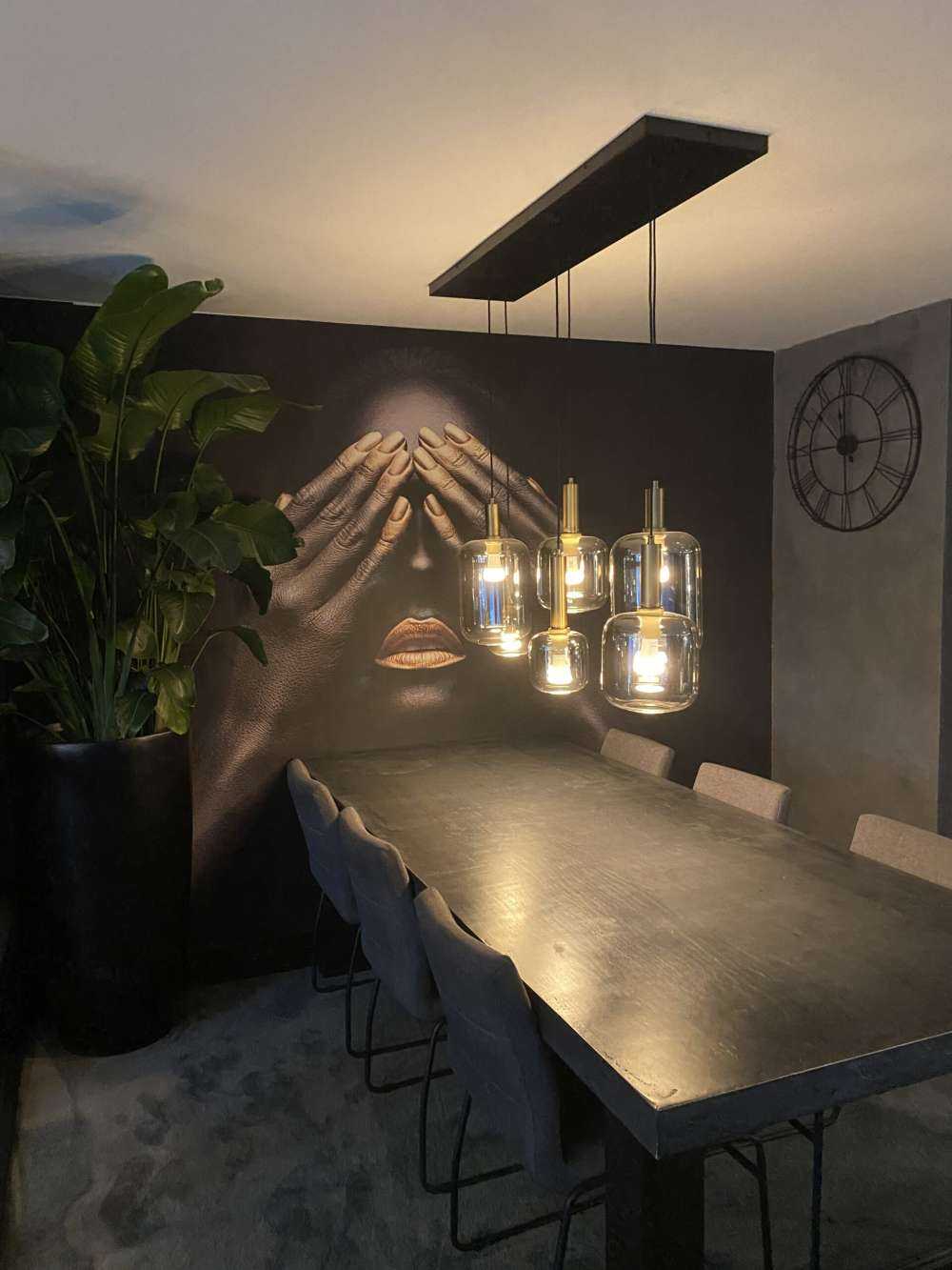 Kobieta z rękami na oczach