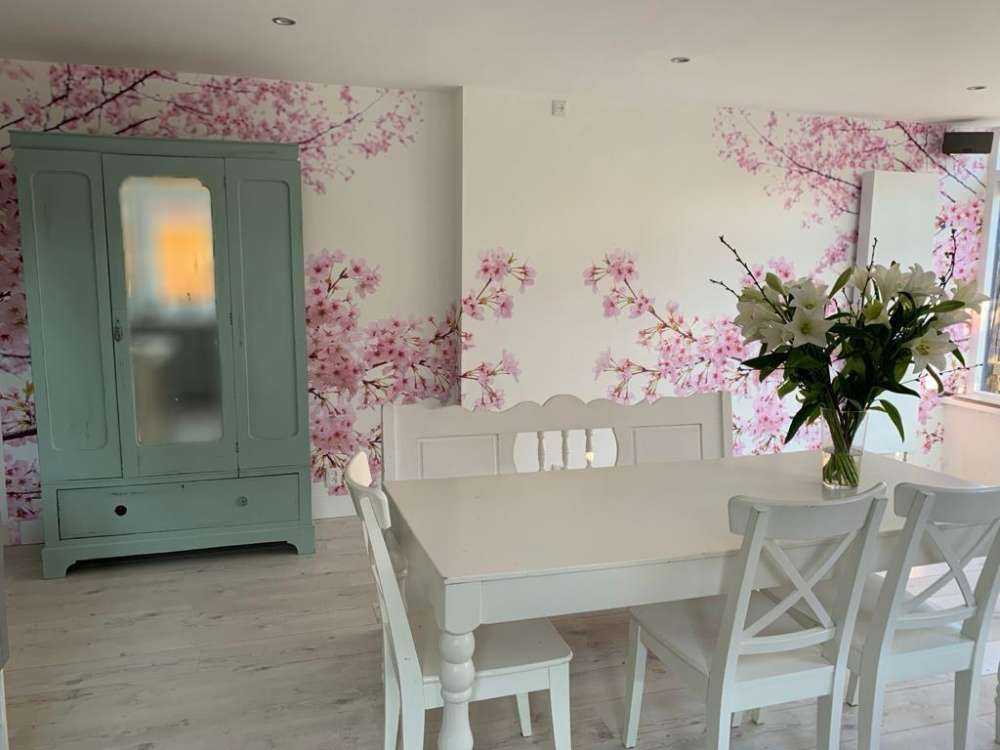 Gałęzie z różowymi kwiatami