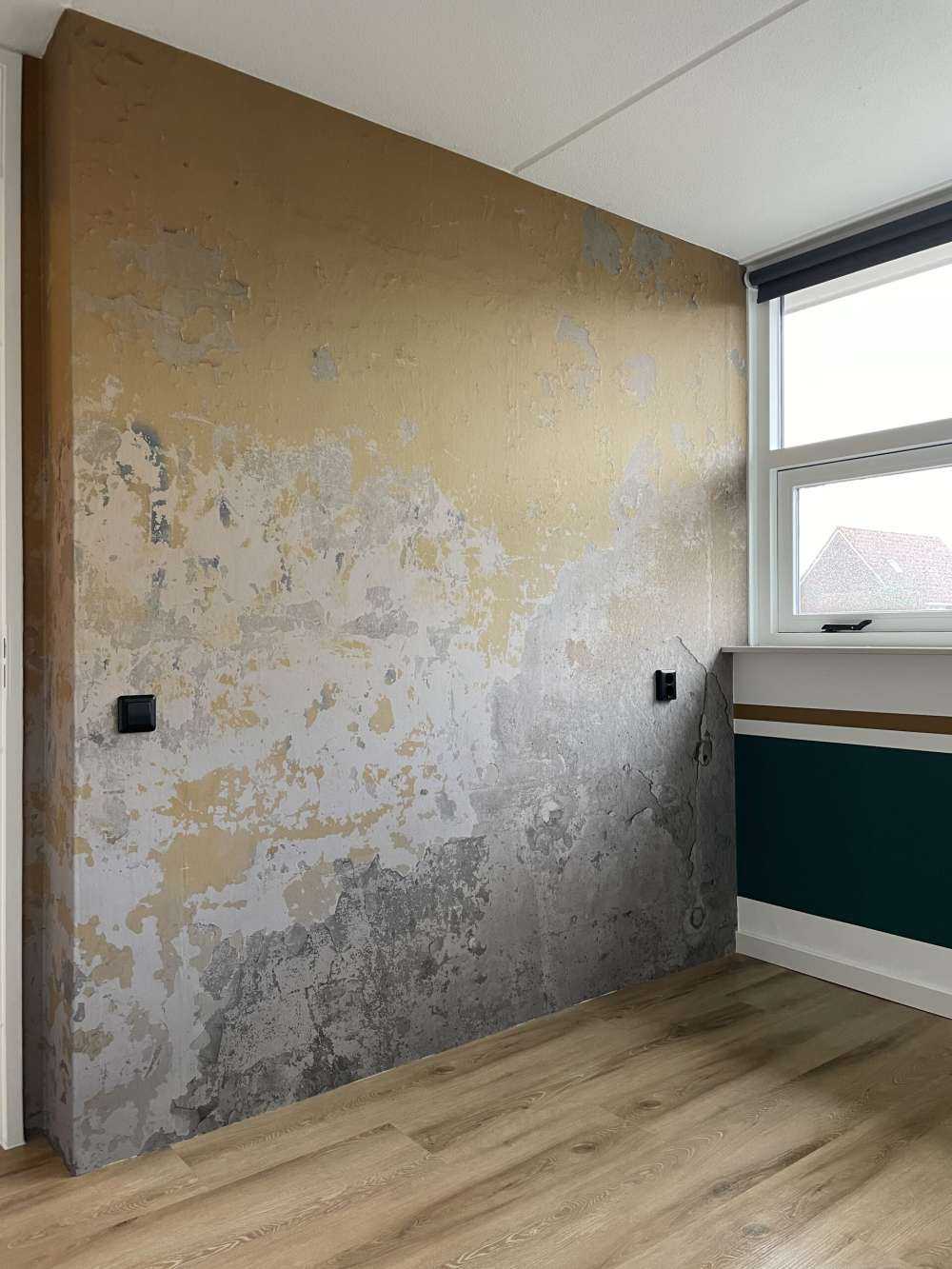 Postarzana żółta ściana