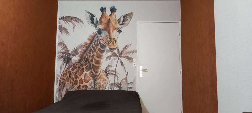 Mała żyrafa w dżungli w kolorze beżowym