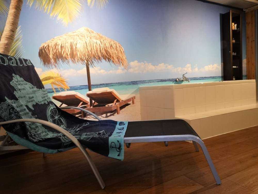 Krzesła i parasol na plaży tropikalnej