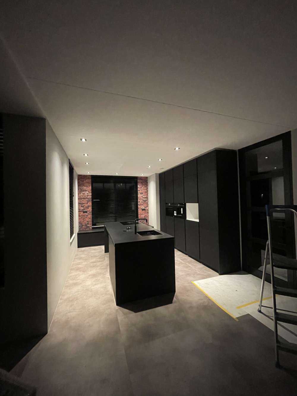 Stary odrestaurowany mur z cegły