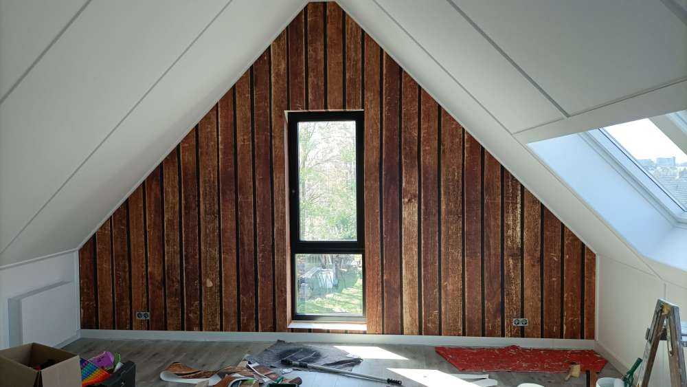 Ciemne pionowe drewniane deski 