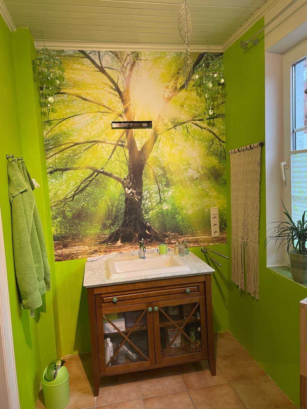 Duże drzewo ze słońcem