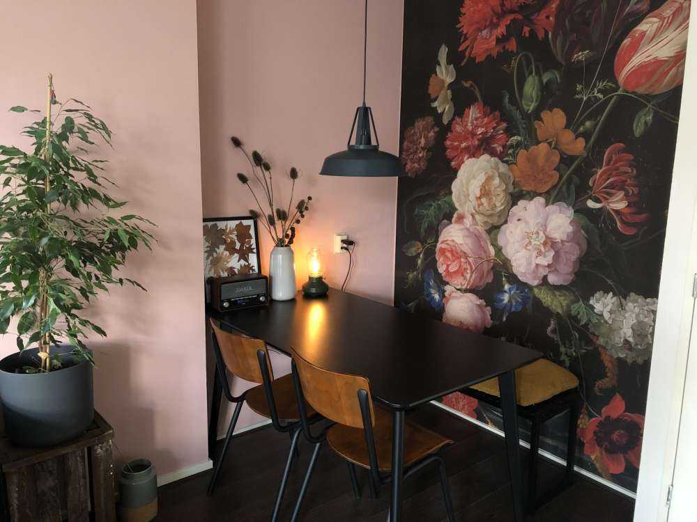 Martwa natura z kwiatami w szklanym wazonie.