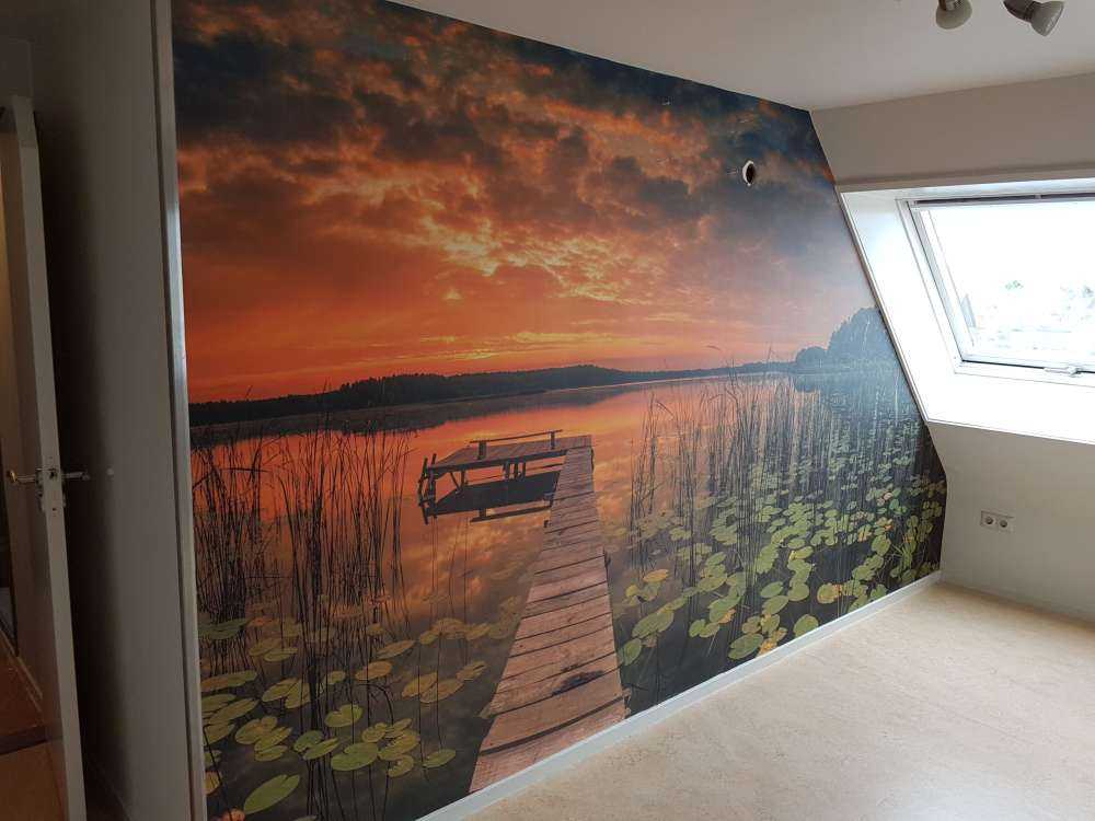 Wschód słońca nad jeziorem