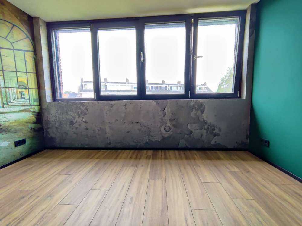 Postarzana żółta ściana