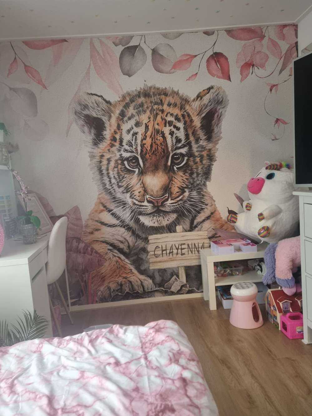 Śliczny tygrys z roślinami w kolorze różowym