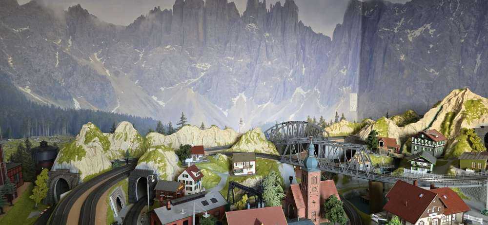 Góry z drzewami i chmurami