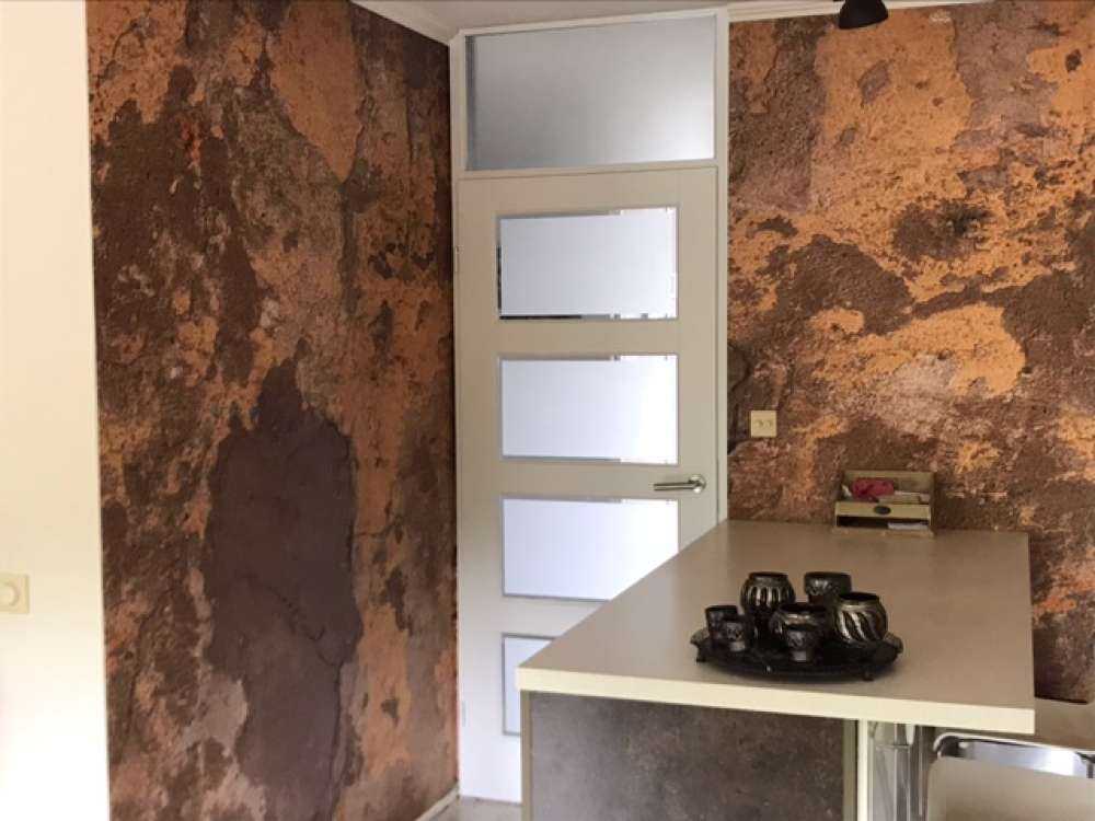 Stara ściana z żółtym stiukiem