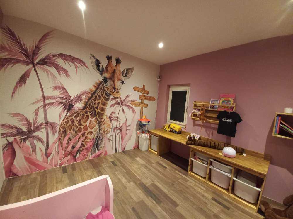 Mała żyrafa w dżungli w kolorze różowym