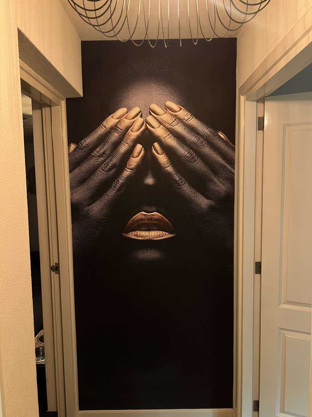 Kobieta z rękami na oczach