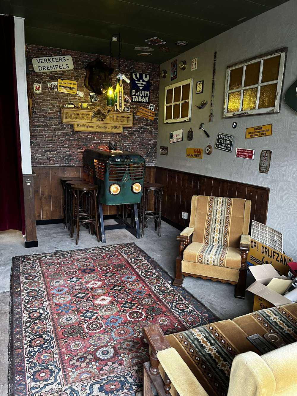 Stary odrestaurowany mur z cegły