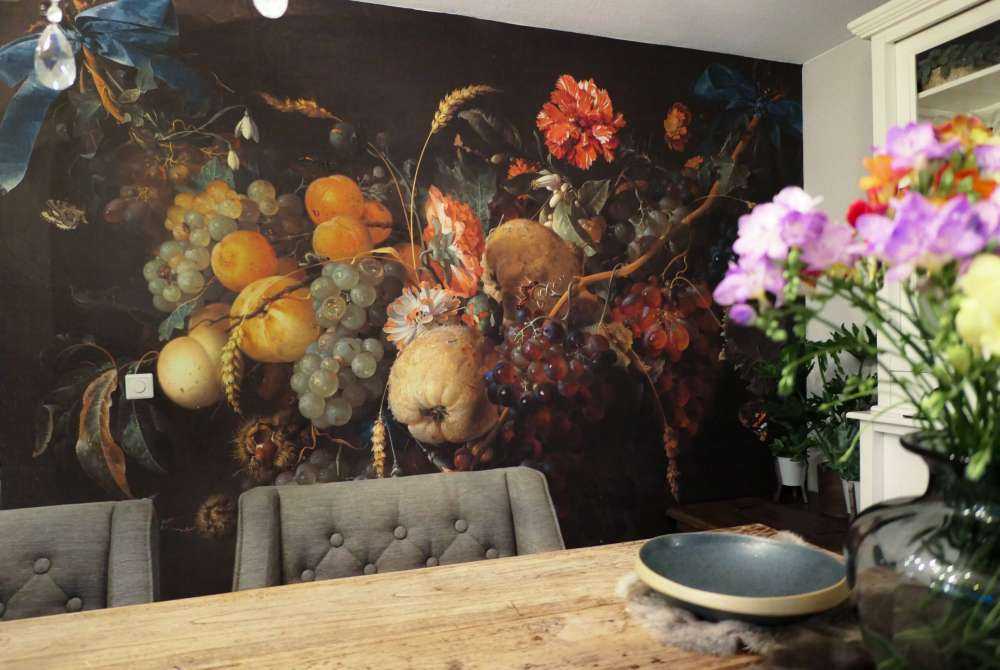 Wianek z owoców z kilkoma kwiatami