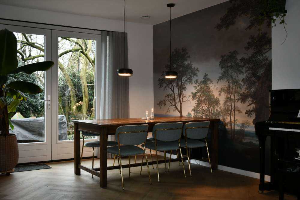 Krajobraz rzeczny widziany przez drzewa