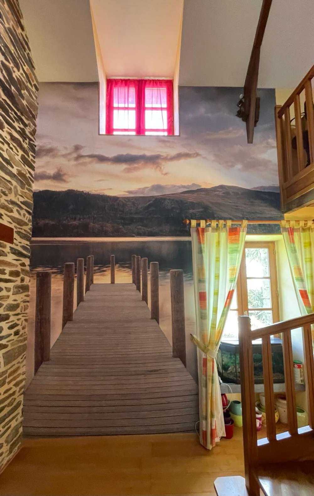 Drewniane molo nad jeziorem