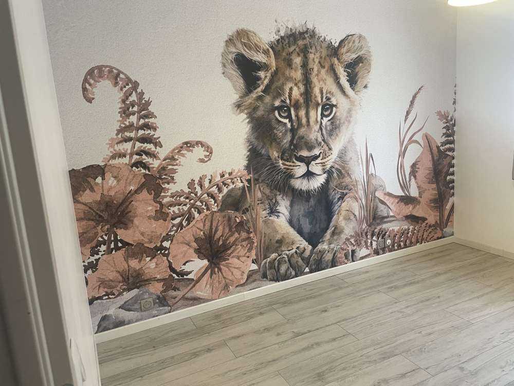 Młody lew w dżungli w kolorze beżowym