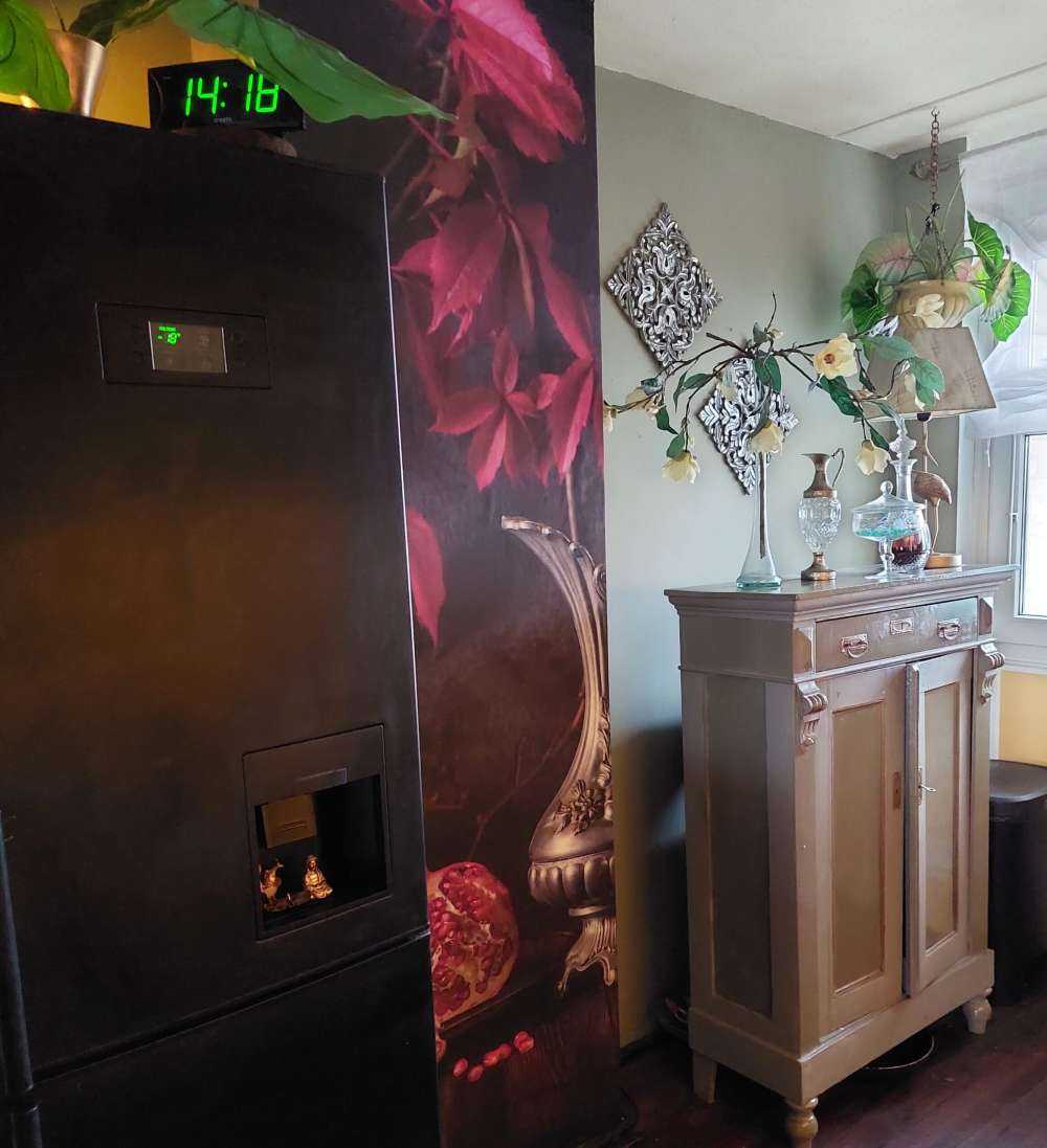 Puszka z czerwonym winem i czerwonymi owocami