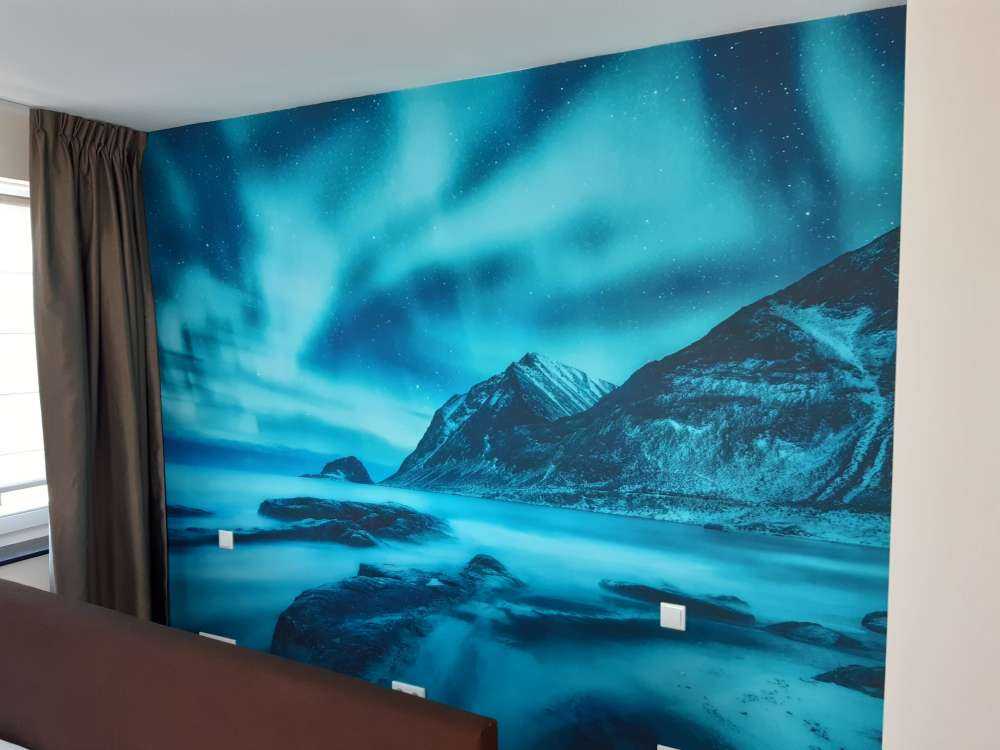 Niebieskie światła północy z górami