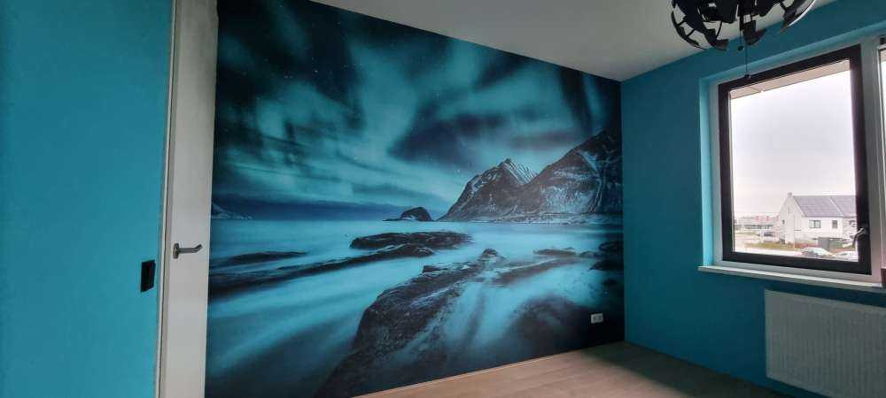 Niebieskie światła północy z górami