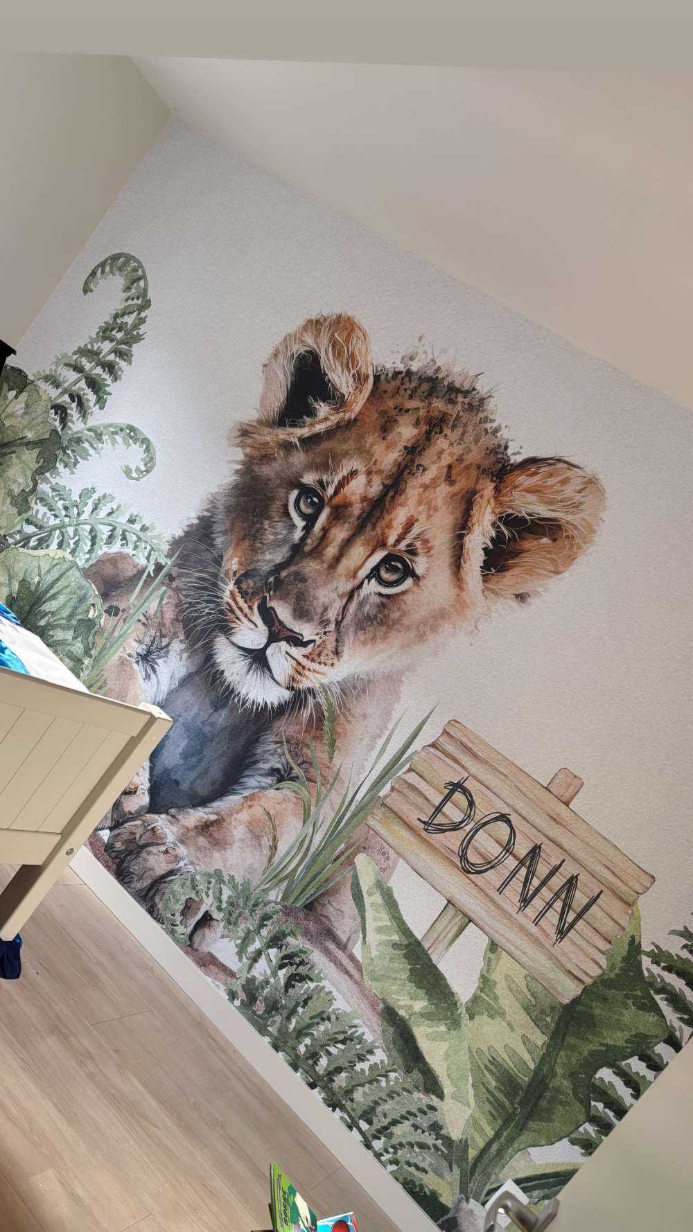 Młody lew w dżungli