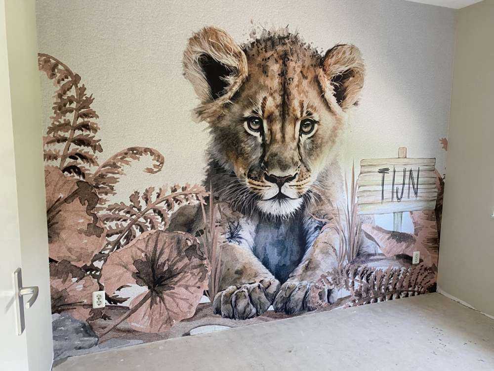 Młody lew w dżungli w kolorze beżowym