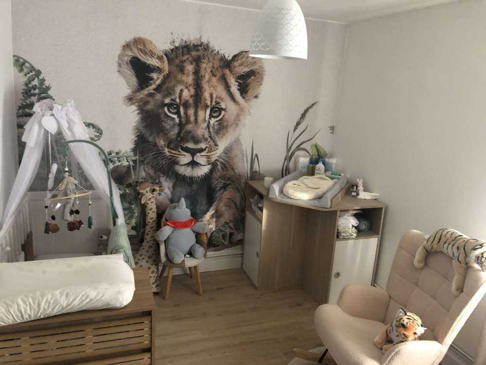 Młody lew w dżungli