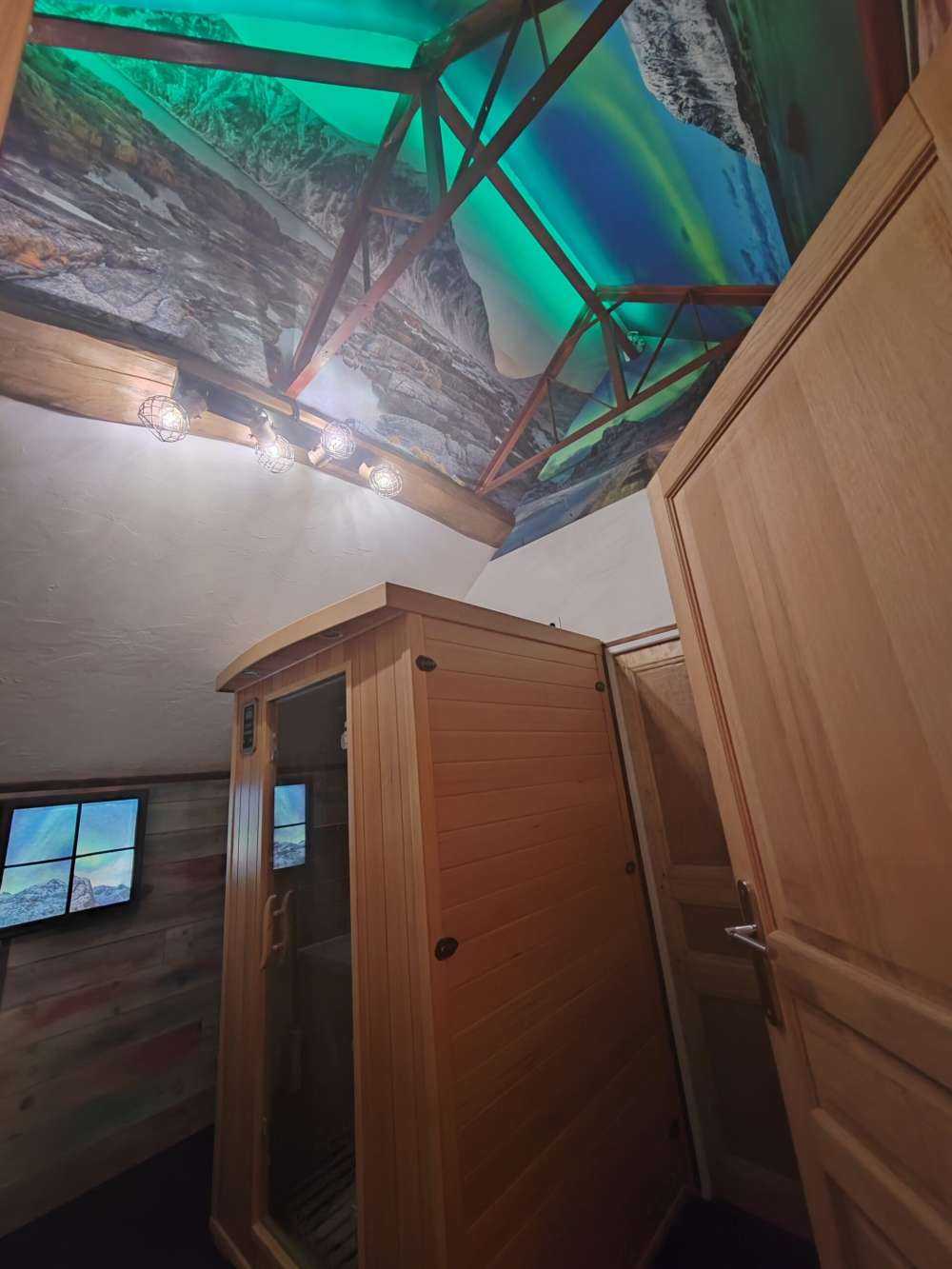 Zorze polarne nad ośnieżonymi górami