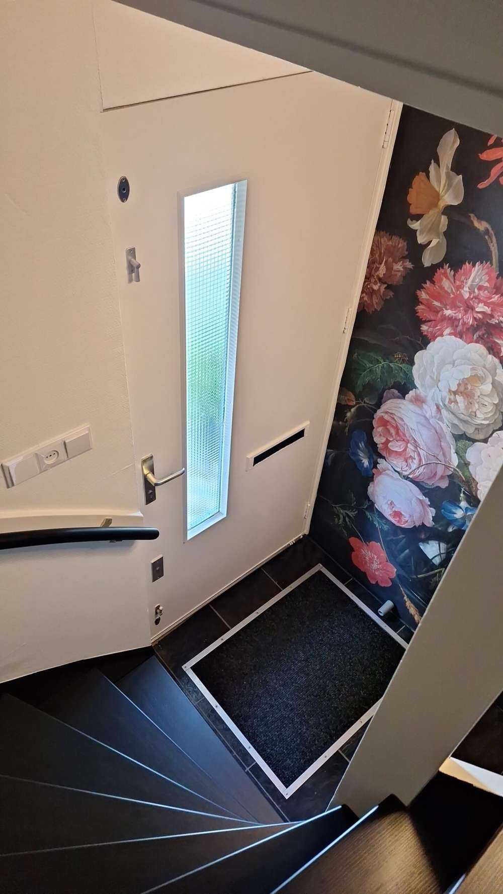 Martwa natura z kwiatami w szklanym wazonie.