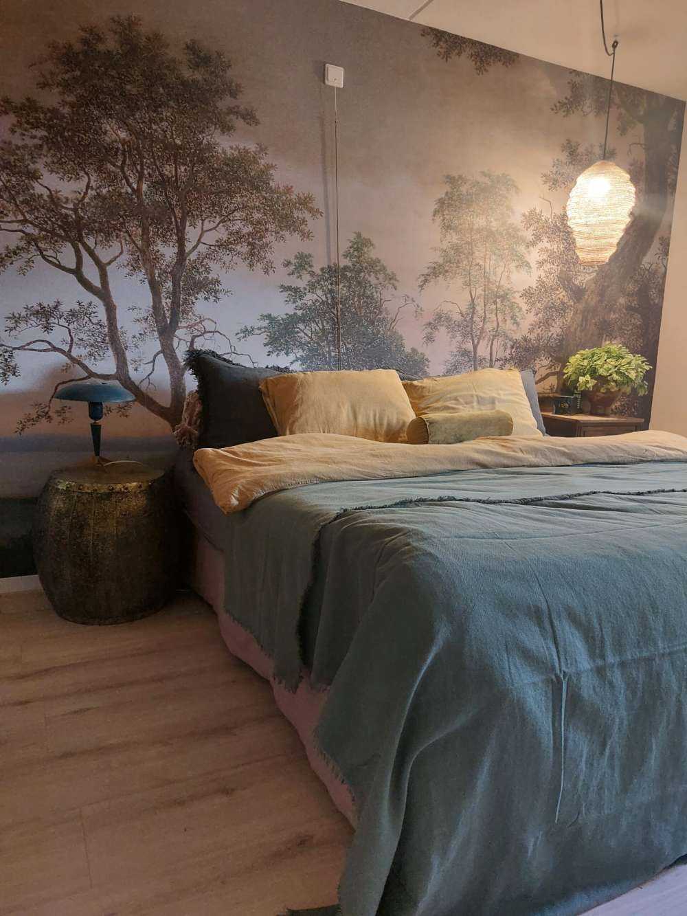 Krajobraz rzeczny widziany przez drzewa