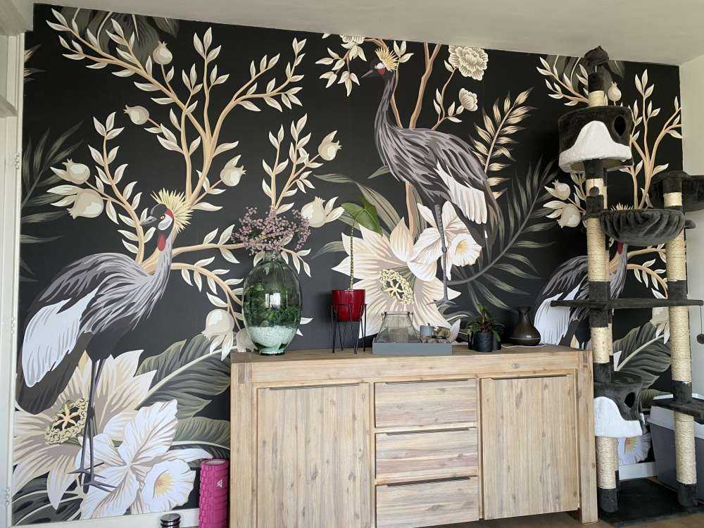 Żurawie między liśćmi