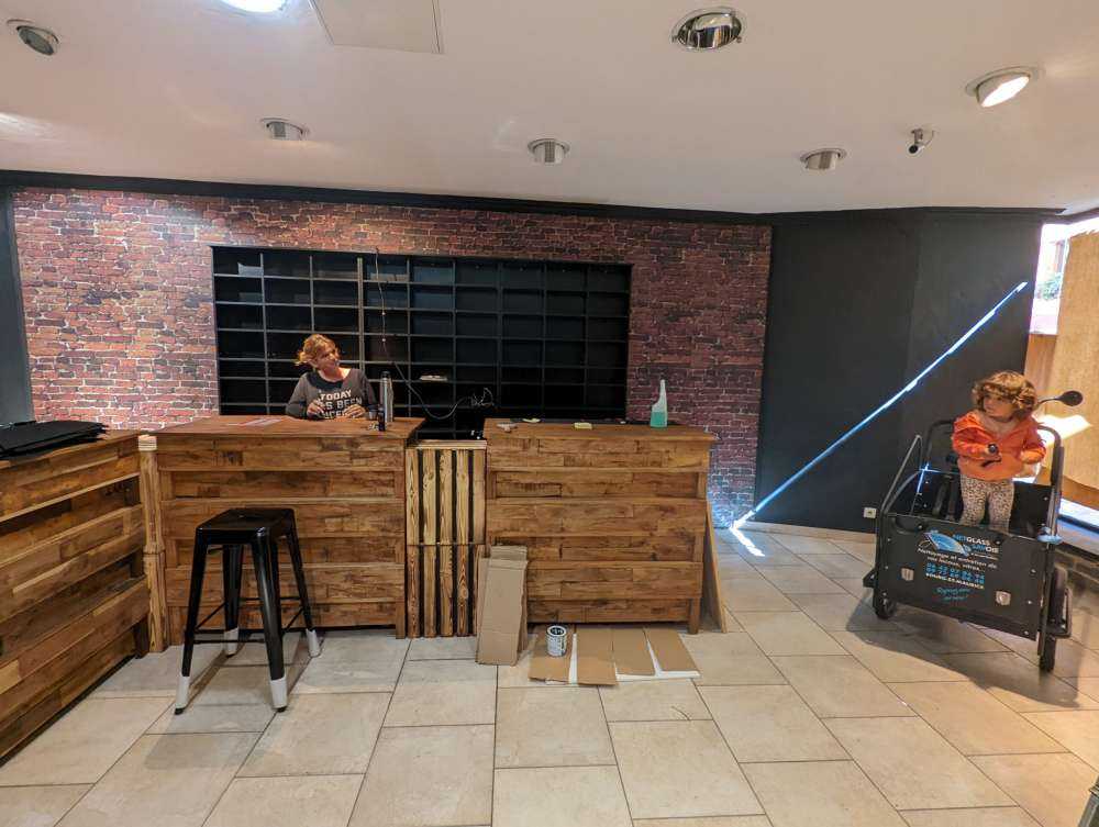 Stary odrestaurowany mur z cegły