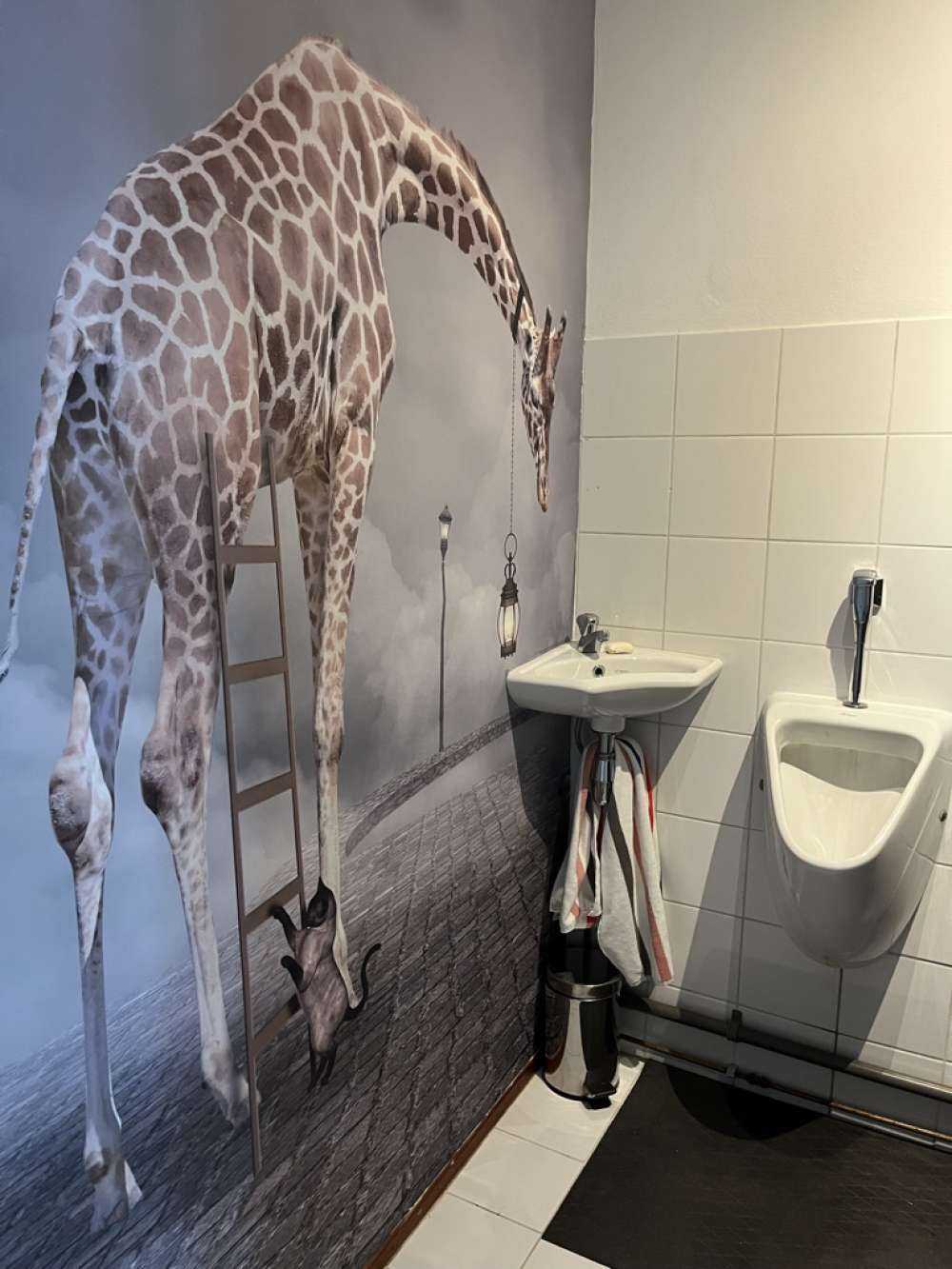 Fantastyczny krajobraz ze zwierzętami