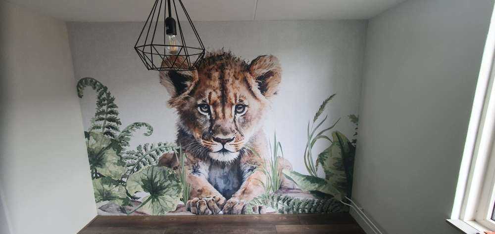 Młody lew w dżungli