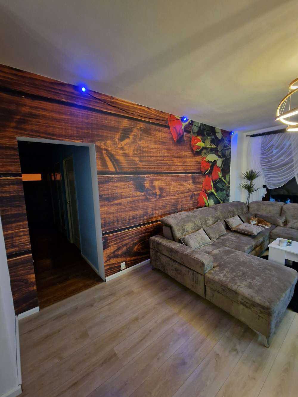 Czerwone róże na drewnie