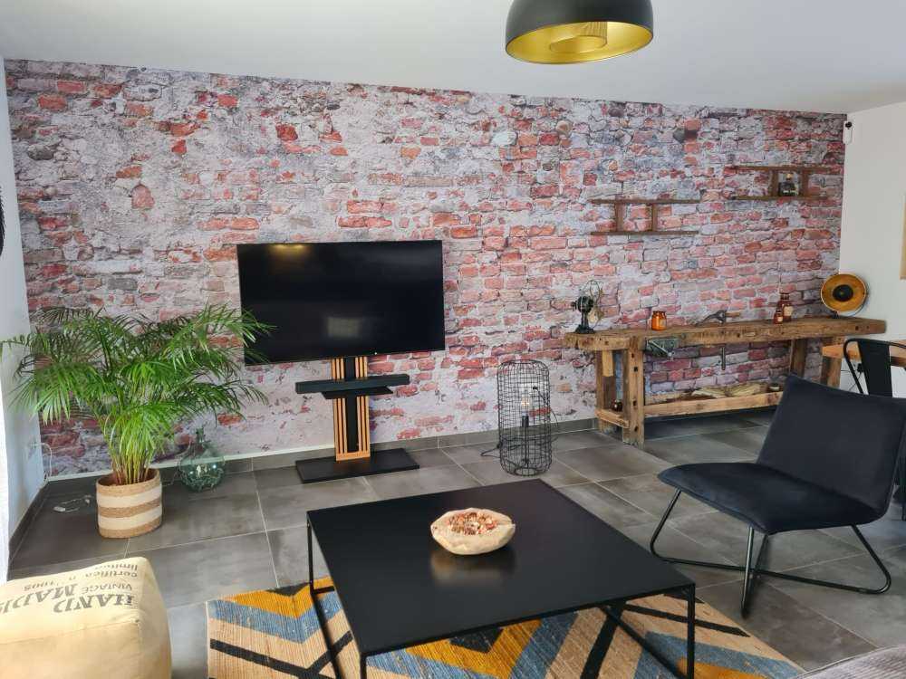 Krusząca się ściana z cegieł