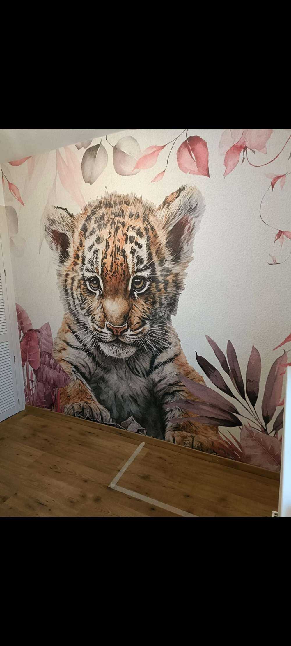 Śliczny tygrys z roślinami w kolorze różowym