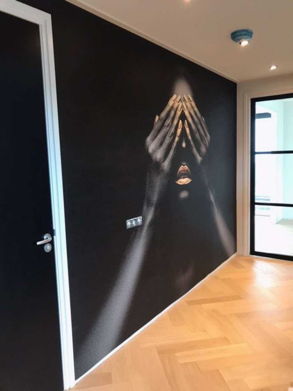 Kobieta z rękami na oczach