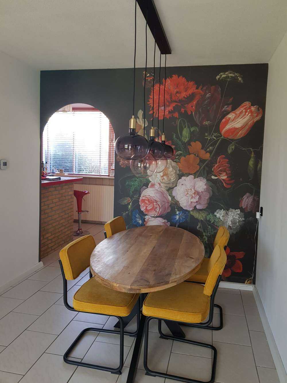 Martwa natura z kwiatami w szklanym wazonie.