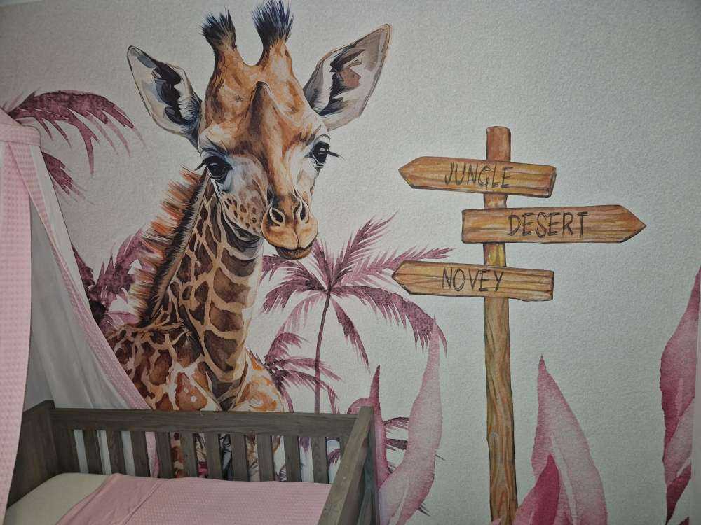 Mała żyrafa w dżungli w kolorze różowym