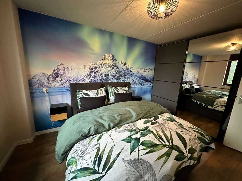 Północne światła nad zamarzniętym oceanem i górami