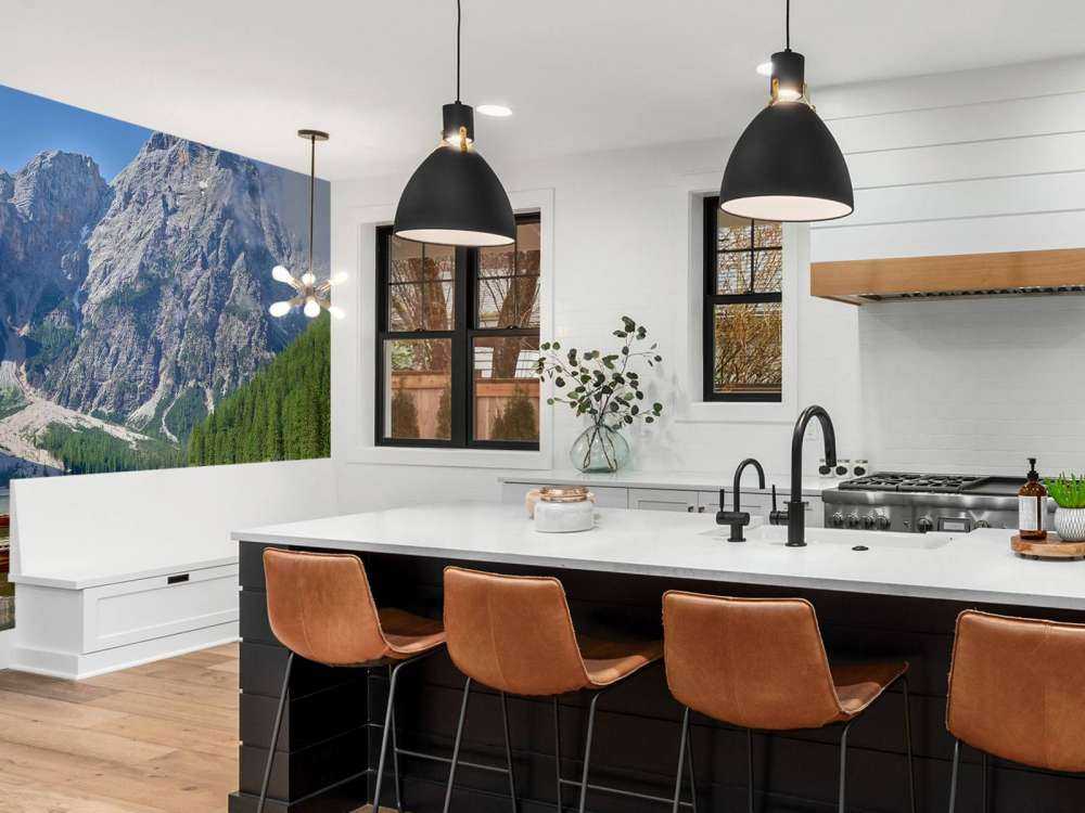 Drewniane łodzie na górskim jeziorze