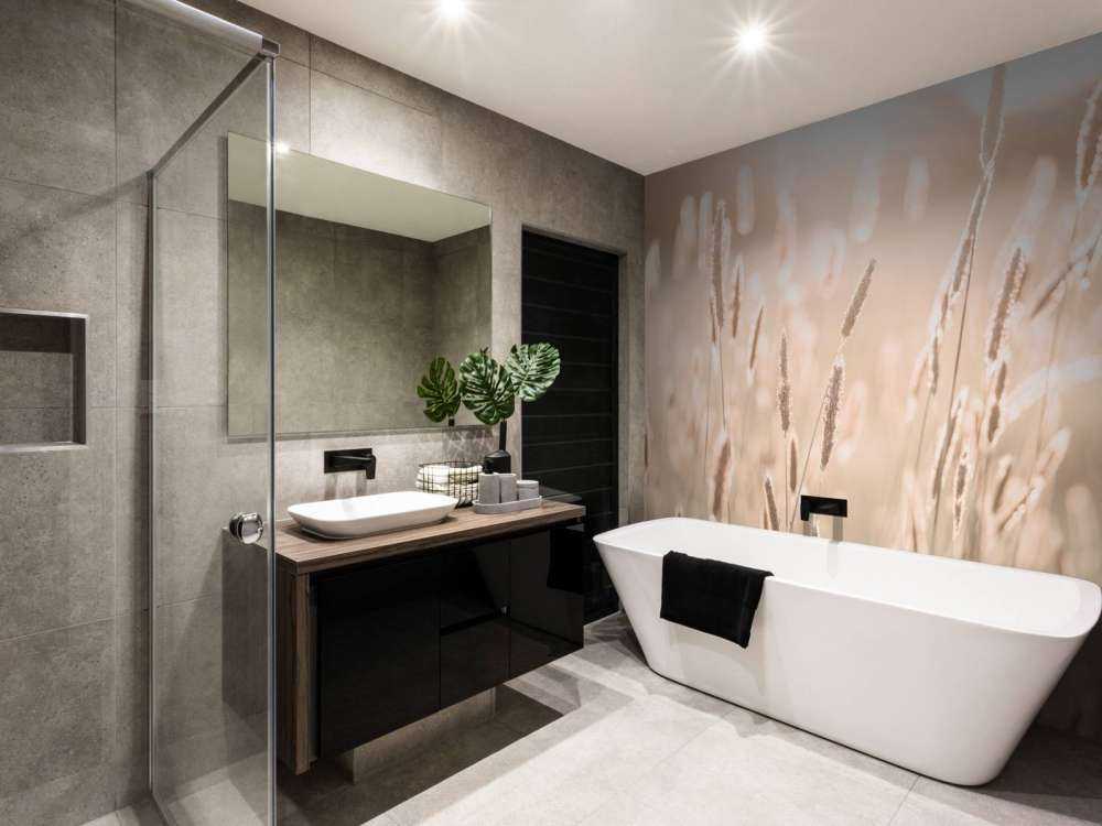 Światło słoneczne przez łąkę