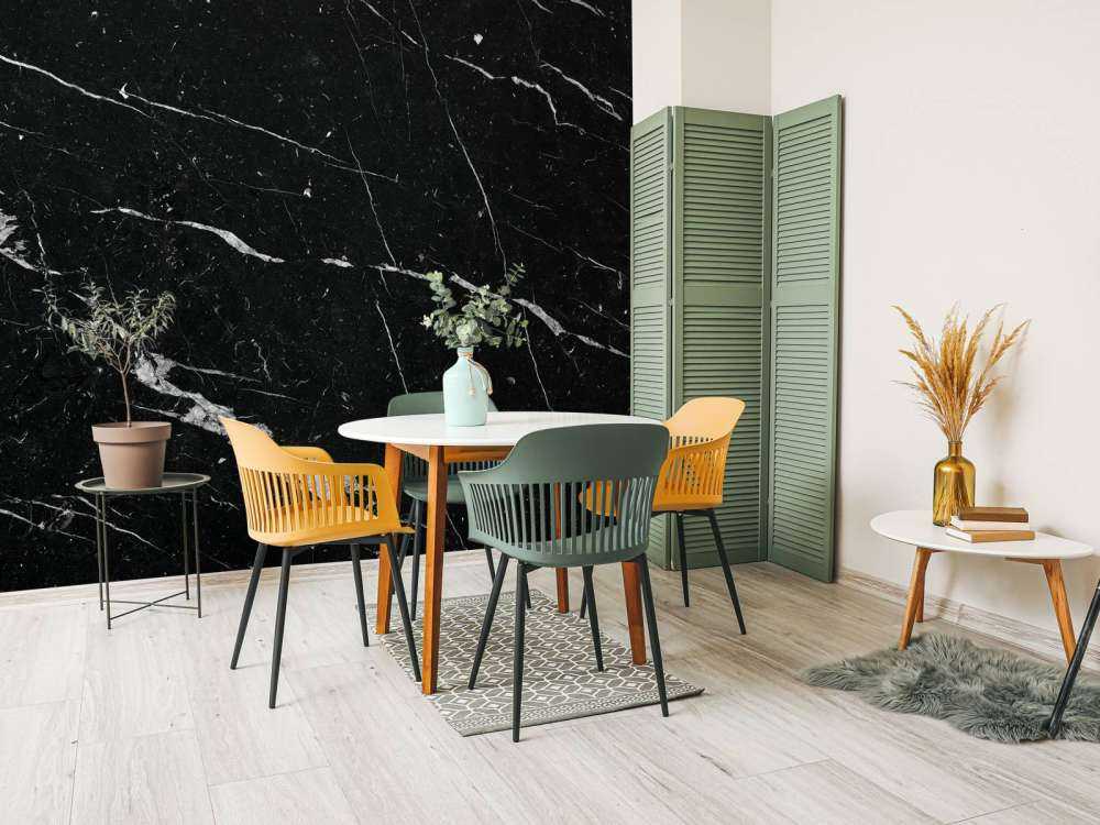 Czarny marmur z białymi paskami