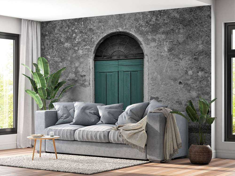 Zielone drzwi w starym murze