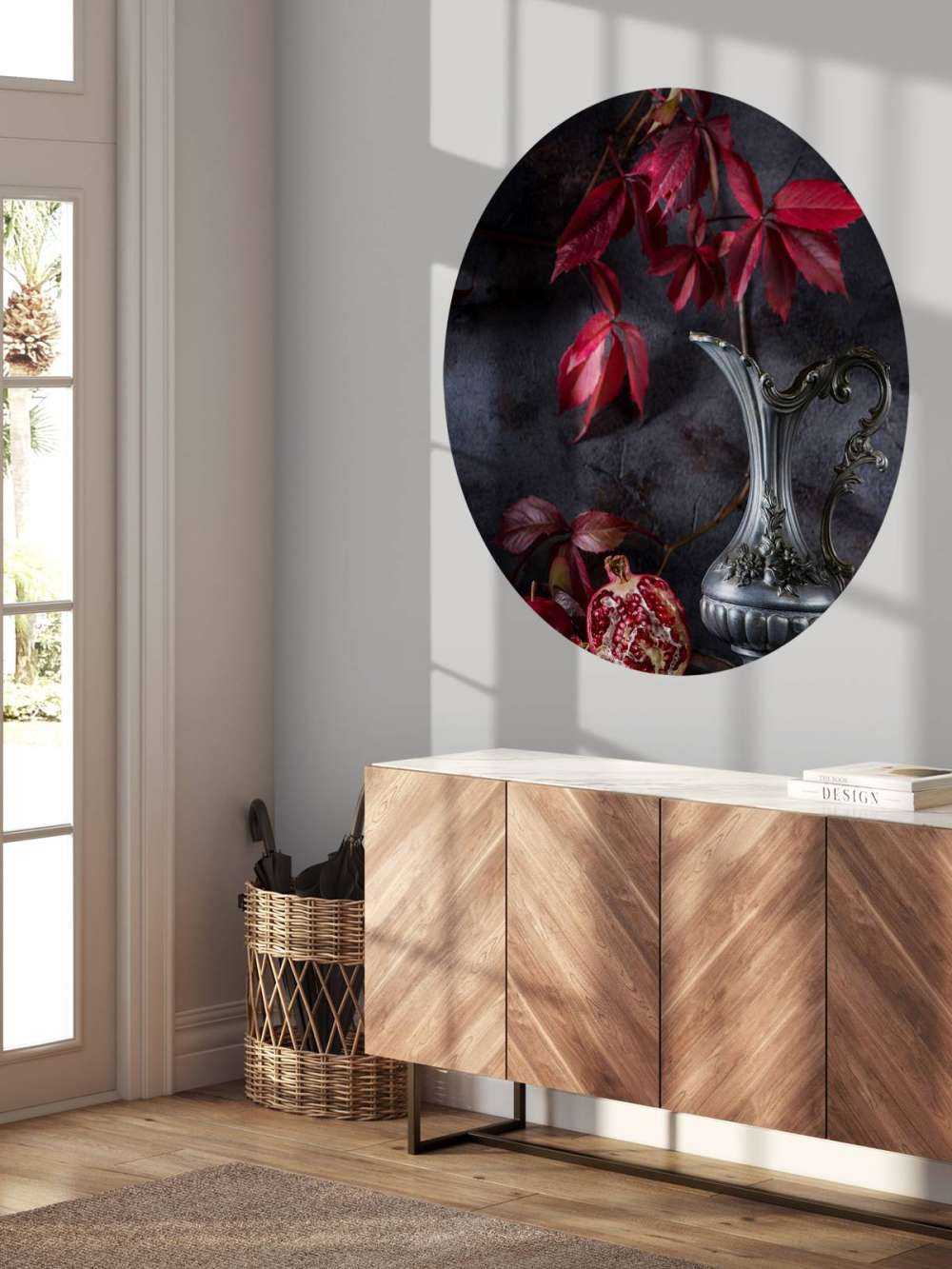 Puszka z czerwonym winem i czerwonymi owocami