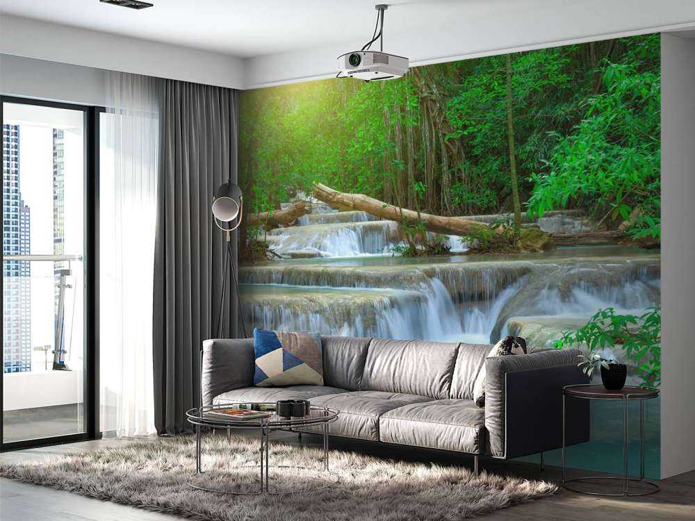 Szeroki wodospad w lesie