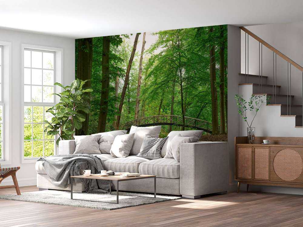 Most łukowy w lesie