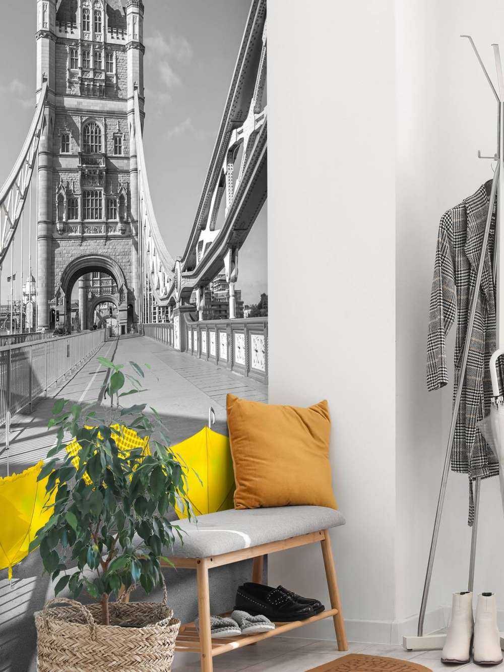 Żółte parasolki na moście wieżowym