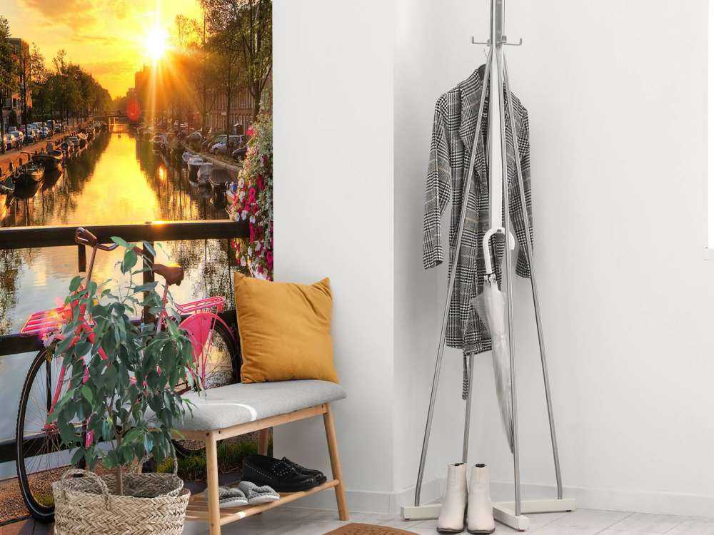 Jazda na rowerze na moście z kwiatami